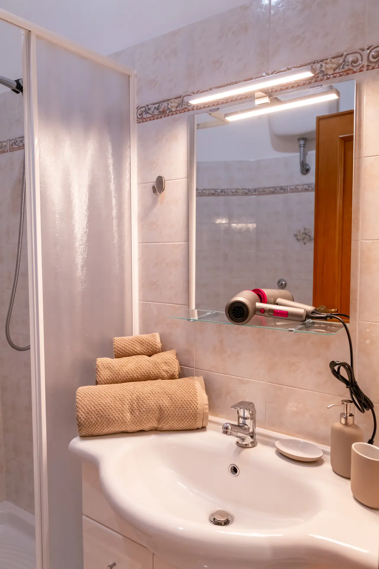 Book & Art Holiday House — Bathroom