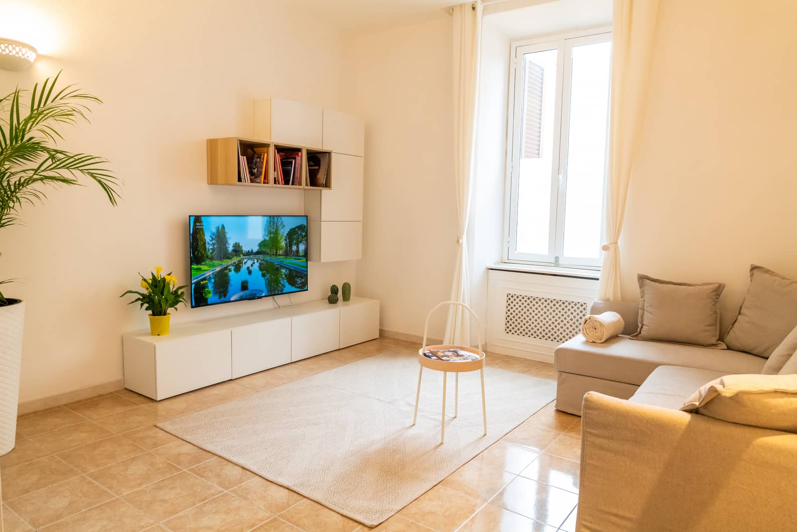 Music & Art Holiday House — Living room. Sailboats racing on the sea at Ostia