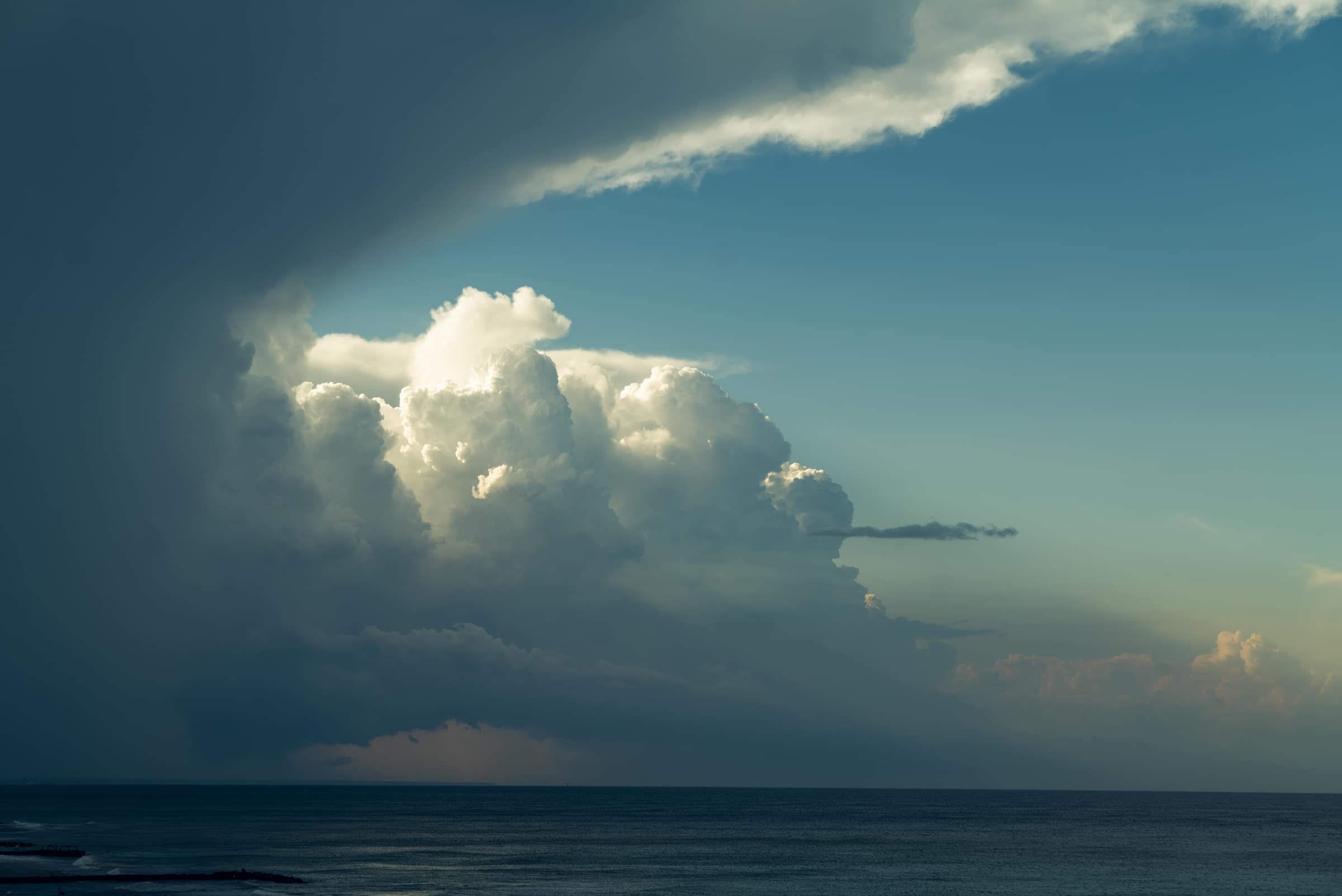 Nube temporalesca scura sopra il mare di Ostia